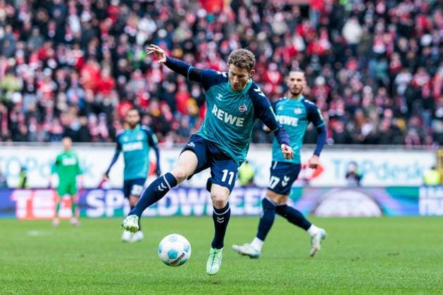 2 Fußball Bundesliga 1 FC Kaiserslautern 1 FC Köln 22 12 2024 Florian Kainz 1 FC Köln, 11 am Ball 2 Fußball Bundesliga, 1 FC Kaiserslautern 1 FC Köln, Kaiserslautern, Fritz Walter Stadion am 22 12 2024 DFL REGULATIONS PROHIBIT ANY USE OF PHOTOGRAPHS AS IMAGE SEQUENCES AND OR QUASI VIDEO Copyright: xBEAUTIFULxSPORTS Wunderlx