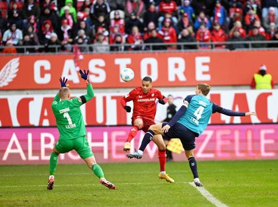 Football 2 Bundesliga Season 2024 25 1 FC Kaiserslautern 22 12 2024 Fritz Walter Stadion 1 FC Kaiserslautern fck 1 FC Köln k Big chance for Jan GYAMERAH 1 FC Kaiserslautern , mi, Goalkeeper Marvin SCHWAEBE 1 FC Köln , li Timo HUEBERS 1 FC Köln , re 1 FC Kaiserslautern