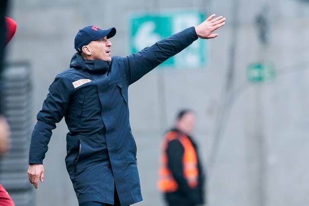 2 Fußball Bundesliga 1 FC Kaiserslautern 1 FC Köln 22 12 2024 Gerhard Struber Trainer 1 FC Köln gesticulates 2 Fußball Bundesliga, 1 FC Kaiserslautern 1 FC Köln, Kaiserslautern, Fritz Walter Stadion am 22 12 2024 DFL REGULATIONS PROHIBIT ANY USE OF PHOTOGRAPHS AS IMAGE SEQUENCES AND OR QUASI VIDEO Copyright: xBEAUTIFULxSPORTS Wunderlx