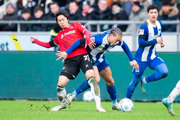 22 12 2024 Football, 2024 2025, 2 Bundesliga, Matchday 17, Hannover 96 Hertha BSC Berlin L R Sei Muroya Hannover , Derry Scherhant Berlin DFL REGULATIONS PROHIBIT ANY USE OF PHOTOGRAPHS AS IMAGE SEQUENCES AND OR QUASI VIDEO Hannover Lower Saxony Germany Heinz von Heiden Arena