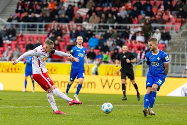 22 12 2024, Soccer, GER, Season, 2 Liga, Season 2024 2025, Matchday 17, SSV Jahn Regensburg SV Darmstadt 98 Kai Pröger SSV Jahn Regensburg scores the 1 0 DFL REGULATIONS PROHIBIT ANY USE OF PHOTOGRAPHS AS IMAGE SEQUENCES AND OR QUASI VIDEO Regensburg Bayern Germany Jahnstadion Regensburg
