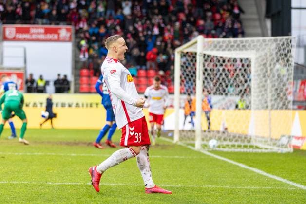 22 12 2024, Soccer, GER, Season, 2 Liga, Season 2024 2025, 17 Matchday, SSV Jahn Regensburg SV Darmstadt 98 Cheering after the 1 0 by Kai Pröger SSV Jahn Regensburg DFL REGULATIONS PROHIBIT ANY USE OF PHOTOGRAPHS AS IMAGE SEQUENCES AND OR QUASI VIDEO Regensburg Bayern Germany Jahnstadion Regensburg