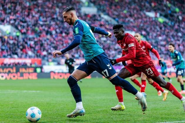 2. Fußball Bundesliga: 1. FC Kaiserslautern - 1. FC Köln; 22.12.2024 Leart Paqarada (1. FC Köln, 17) am Ball, Afeez Aremu (1. FC Kaiserslautern, 23) 2. Fußball Bundesliga, 1. FC Kaiserslautern - 1. FC Köln, Kaiserslautern, Fritz-Walter-Stadion am 22.12.2024 DFL REGULATIONS PROHIBIT ANY USE OF PHOTOGRAPHS AS IMAGE SEQUENCES AND OR QUASI-VIDEO. Copyright: xBEAUTIFULxSPORTS Wunderlx