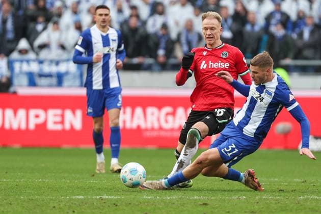 2 Bundesliga Hannover 06 Hertha BSC Berlin on 22 12 2024 at the HDI Arena in Hannover Havard Nielsen Hannover 16 vs Marton Dardai Hertha 31 MH