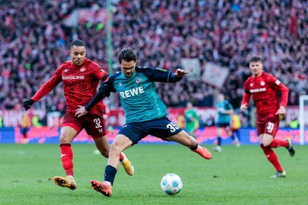 2 Soccer Bundesliga 1 FC Kaiserslautern 1 FC Köln 22 12 2024 duel Jan Gyamerah 1 FC Kaiserslautern, 32 , Max Finkgräfe 1 FC Köln, 35 2 Soccer Bundesliga, 1 FC Kaiserslautern 1 FC Köln, Kaiserslautern, Fritz Walter Stadion on 22 12 2024 DFL REGULATIONS PROHIBIT ANY USE OF PHOTOGRAPHS AS IMAGE SEQUENCES AND OR QUASI VIDEO Copyright: xBEAUTIFULxSPORTS Wunderlx