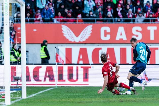 2 Soccer Bundesliga 1 FC Kaiserslautern 1 FC Köln 22 12 2024 duel Jannis Heuer 1 FC Kaiserslautern, 24 , Steffen Tigges 1 FC Köln, 21 goal chance 2 Soccer Bundesliga, 1 FC Kaiserslautern 1 FC Köln, Kaiserslautern, Fritz Walter Stadion on 22 12 2024 DFL REGULATIONS PROHIBIT ANY USE OF PHOTOGRAPHS AS IMAGE SEQUENCES AND OR QUASI VIDEO Copyright: xBEAUTIFULxSPORTS Wunderlx