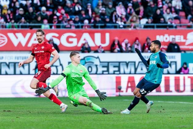 2 Soccer Bundesliga 1 FC Kaiserslautern 1 FC Köln 22 12 2024 duel Julian Krahl 1 FC Kaiserslautern, 1 , Linton Maina 1 FC Köln, 37 scoring chance 2 Soccer Bundesliga, 1 FC Kaiserslautern 1 FC Köln, Kaiserslautern, Fritz Walter Stadion on 22 12 2024 DFL REGULATIONS PROHIBIT ANY USE OF PHOTOGRAPHS AS IMAGE SEQUENCES AND OR QUASI VIDEO Copyright: xBEAUTIFULxSPORTS Wunderlx