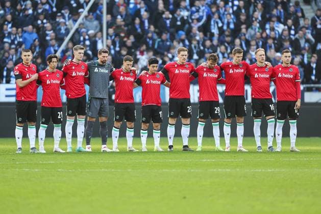 2 Bundesliga Hannover 96 Hertha BSC Berlin on 22 12 2024 at the HDI Arena in Hannover Minute of silence for the victims of the Christmas market attack in Magdeburg , here the Hannover 96 team MH