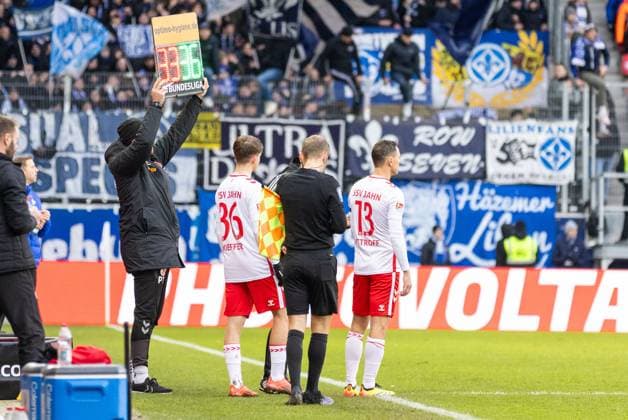 22 12 2024, Soccer, GER, Season, 2 Liga, Season 2024 2025, Matchday 17, SSV Jahn Regensburg SV Darmstadt 98 Ben Kieffer SSV Jahn Regensburg is substituted for the first time DFL REGULATIONS PROHIBIT ANY USE OF PHOTOGRAPHS AS IMAGE SEQUENCES AND OR QUASI VIDEO Regensburg Bayern Germany Jahnstadion Regensburg