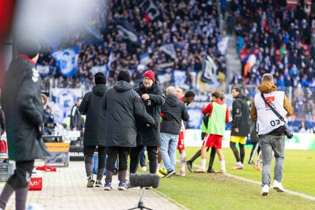 22 12 2024, Soccer, GER, Season, 2 Liga, Season 2024 2025, Matchday 17, SSV Jahn Regensburg SV Darmstadt 98 Cheering after the 2 1 victory with the players and coaches of SSV Jahn Regensburg DFL REGULATIONS PROHIBIT ANY USE OF PHOTOGRAPHS AS IMAGE SEQUENCES AND OR QUASI VIDEO Regensburg Bayern Germany Jahnstadion Regensburg