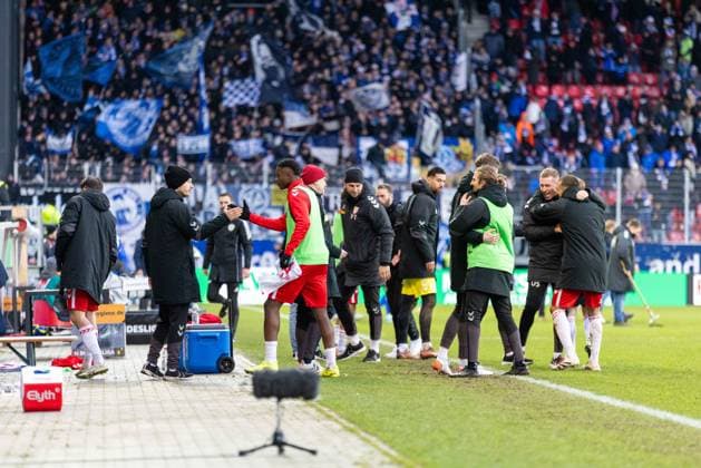 22 12 2024, Soccer, GER, Season, 2 Liga, Season 2024 2025, Matchday 17, SSV Jahn Regensburg SV Darmstadt 98 Cheering after the 2 1 victory with the players and coaches of SSV Jahn Regensburg DFL REGULATIONS PROHIBIT ANY USE OF PHOTOGRAPHS AS IMAGE SEQUENCES AND OR QUASI VIDEO Regensburg Bayern Germany Jahnstadion Regensburg