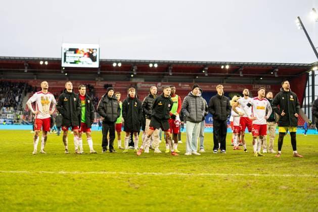 22 12 2024, Soccer, GER, Season, 2 Liga, Season 2024 2025, Matchday 17, SSV Jahn Regensburg SV Darmstadt 98 Cheering after the 2 1 victory with the players and coaches of SSV Jahn Regensburg DFL REGULATIONS PROHIBIT ANY USE OF PHOTOGRAPHS AS IMAGE SEQUENCES AND OR QUASI VIDEO Regensburg Bayern Germany Jahnstadion Regensburg