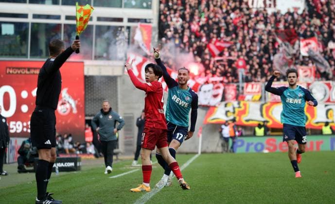 Daisuke Yokota 41, Kaiserslautern , Leart Pacarada 17, FC Köln 22 12 2024, Football, 2 Bundesliga, 1 FC Kaiserslautern 1 FC Köln, 17 Matchday, Season 2024 25, Fritz Walter Stadion, Kaiserslautern, Germany, zmdz, DFB DFL regulations prohibit any use of photographs as image sequences and or quasi video 1 FC Kaiserslautern 1 FC Köln