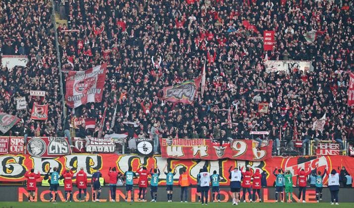 22 12 2024, xmohx, Fussball 2 Bundesliga, 1 FC Kaiserslautern 1 FC Köln emspor, v l Cologne team celebrates away win with fans DFL DFB REGULATIONS PROHIBIT ANY USE OF PHOTOGRAPHS as IMAGE SEQUENCES and or QUASI VIDEO Kaiserslautern