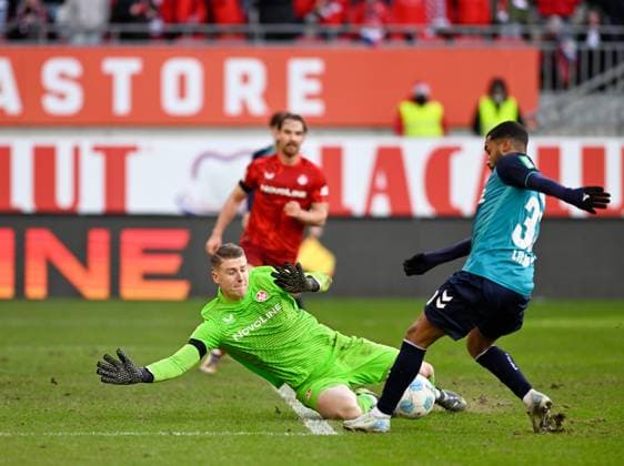 Football 2 Bundesliga Season 2024 25 1 FC Kaiserslautern 22 12 2024 Fritz Walter Stadion 1 FC Kaiserslautern fck 1 FC Köln k 0 1 Goalkeeper Julian KRAHL 1 FC Kaiserslautern defends ball from Linton MAINA 1 FC Köln 1 FC Kaiserslautern