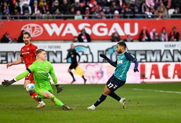 Football 2 Bundesliga Season 2024 25 1 FC Kaiserslautern 22 12 2024 Fritz Walter Stadion 1 FC Kaiserslautern fck 1 FC Köln k 0 1 Chance to 2 0by Linton MAINA 1 FC Köln , right, goalkeeper Julian KRAHL 1 FC Kaiserslautern can fend off 1 FC Kaiserslautern