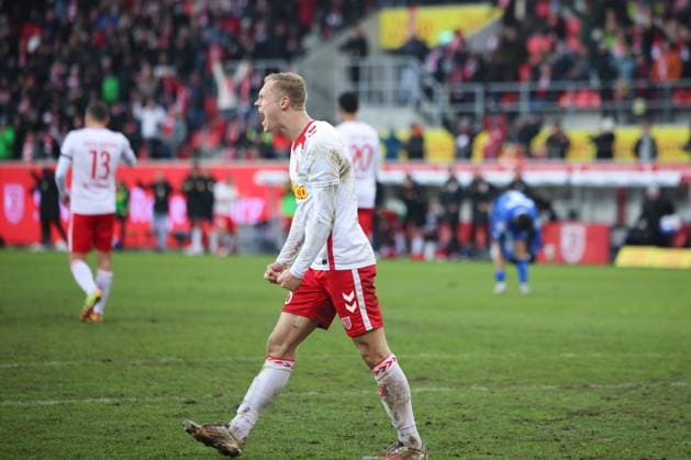Louis Breunig SSV Jahn Regensburg, 16 , GER, SSV Jahn Regensburg vs SV Darmstadt 98, Football, 2 Bundesliga, 17 Matchday, Season 2024, 22 12 2024 DFB DFL regulations prohibit any use of photographs as image sequences and or quasi video GER, SSV Jahn Regensburg vs SV Darmstadt 98, Football, 2 Bundesliga, 17 Matchday, Season 2024, 22 12 2024 Regensburg Copyright: xEibner-Pressefoto Grafx EP_AGF