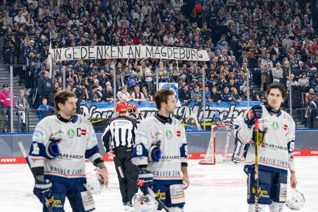 Bilder des Jahres 2024, Sport 12 Dezember Sport Themen der Woche KW51 Die Fans in der Nordkurve mit einem Transparent in Gedenken an Magdeburg. GER, EHC Red Bull Muenchen vs. Iserlohn Roosters, Eishockey, DEL, 29. Spieltag, Saison 2024 2025, 22.12.2024. GER, EHC Red Bull Muenchen vs. Iserlohn Roosters, Eishockey, DEL, 29. Spieltag, Saison 2024 2025, 22.12.2024. Muenchen *** The fans in the Nordkurve with a banner in memory of Magdeburg GER, EHC Red Bull Muenchen vs Iserlohn Roosters, Ice Hockey, DEL, Matchday 29, Season 2024 2025, 22 12 2024 GER, EHC Red Bull Muenchen vs Iserlohn Roosters, Ice Hockey, DEL, Matchday 29, Season 2024 2025, 22 12 2024 Muenchen Copyright: xEibner-Pressefoto HeikexFeinerx EP_HFR