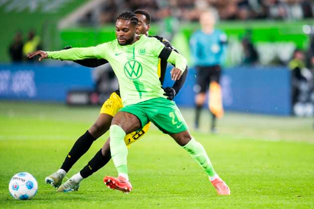 22 12 2024 Football, 2024 2025, 1 Bundesliga, Matchday 15, VfL Wolfsburg Borussia Dortmund L R Ridle Baku Wolfsburg , Jamie Gittens Dortmund , DFL REGULATIONS PROHIBIT ANY USE OF PHOTOGRAPHS AS IMAGE SEQUENCES AND OR QUASI VIDEO Wolfsburg Lower Saxony Germany Volkswagen Arena
