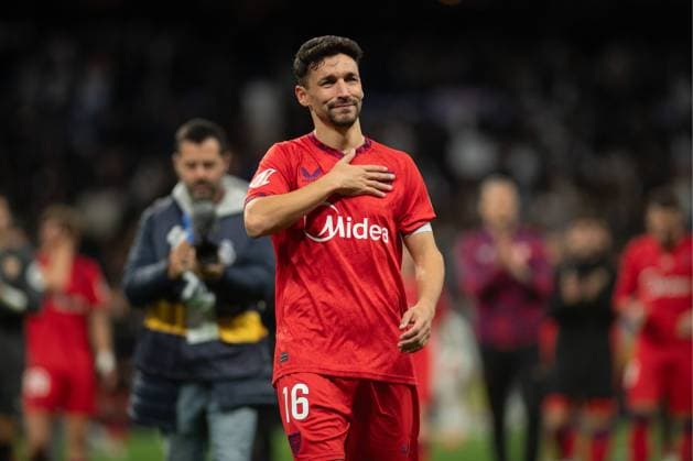 Sport Bilder des Tages Fußball, Real Madrid - FC Sevilla, Jesus Navas wird ins Karriereende verabschiedet Spanish La Liga EA Sports soccer match Real Madrid vs Sevilla at Santiago Bernabeu Stadium in Madrid, Spain 22 December 2024 Jesus Navas at the end of the match 900 Cordon Press  900 CordonxPress LOF - Real Madrid vs Sevilla