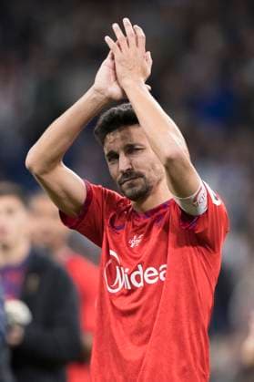 Fußball, Real Madrid - FC Sevilla, Jesus Navas wird ins Karriereende verabschiedet LA LIGA EA Sports - Real Madrid vs Sevilla MADRID, SPAIN - December 22: Jesus Navas of Sevilla cries at the end of the match during the La Liga 2024 25 match between Real Madrid and Sevilla at Santiago Bernabeu Stadium. (Photo by Guillermo Martinez) Madrid Santiago BernabÃ u Stadium Spain Copyright: xGuillermoxMartinezx