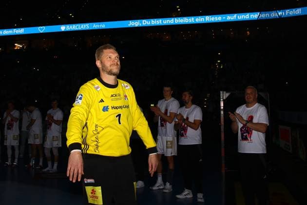 Bilder des Jahres 2024, Sport 12 Dezember 1 Johannes Bitter (HSV Hamburg) beendete nach dem Spiel seine aktive Karriere und ließ sich von den Fans feiern. Handball I Herren I Bundesliga (Daikin HBL) I Saison 2024-2025 I 16. Spieltag I HSV Hamburg - SG Flensburg-Handewitt I 22.12.2024 I Barclays Arena *** 1 Johannes Bitter HSV Hamburg ended his active career after the match and was celebrated by the fans Handball I Men I Bundesliga Daikin HBL I Season 2024 2025 I Matchday 16 I HSV Hamburg SG Flensburg Handewitt I 22 12 2024 I Barclays Arena