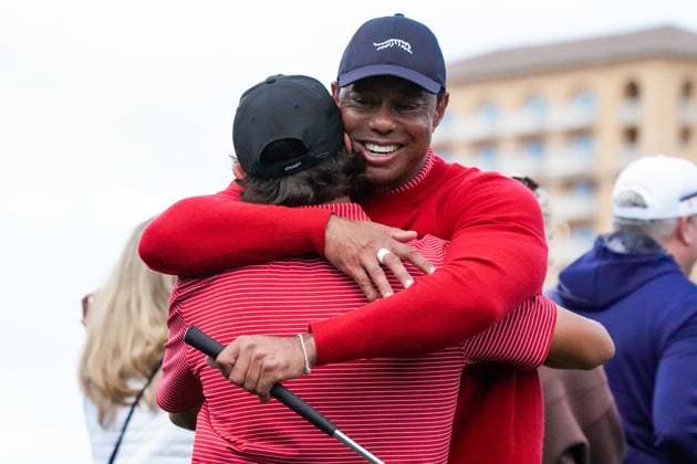 December 22, 2024, Orlando, Florida, USA: Tiger Woods (R) embraces his son, Charlie Woods, on the 18th green after the final round of the PNC Championship at the Ritz-Carlton Golf Club. Orlando USA - ZUMAw109 20241222_fap_w109_004 Copyright: xDebbyxWongx