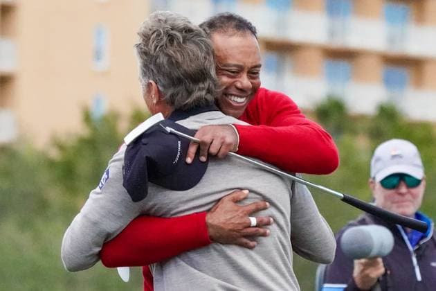 December 22, 2024, Orlando, Florida, USA: TIGER WOODS (right) embraces BERNHARD LANGER, who made the winning putt on the 18th green during the final round of the PNC Championship at the Ritz-Carlton Golf Club. Orlando USA - ZUMAw109 20241222_fap_w109_006 Copyright: xDebbyxWongx