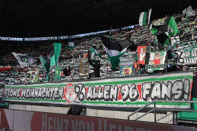 2. Bundesliga - Hannover 06 - Hertha BSC Berlin am 22.12.2024 in der HDI Arena in Hannover Die Hannover 96 Fans im Unterrang mit einem Spruchand Banner Transparent - Frohe Weihnachten - alles 96 Fans MH