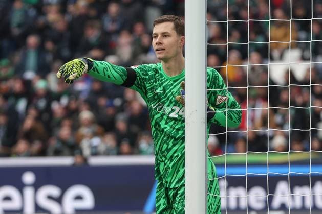 2 Bundesliga Hannover 06 Hertha BSC Berlin on 22 12 2024 at the HDI Arena in Hannover Goalkeeper Tjark Ernst Hertha 1 gives instructions to his front men MH
