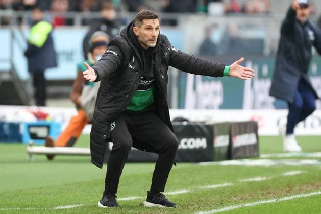 2 Bundesliga Hannover 06 Hertha BSC Berlin on 22 12 2024 at the HDI Arena in Hannover Coach Stefan Leitl Hannover gesticulates and is dissatisfied, disappointed, disappointed, dejected MH