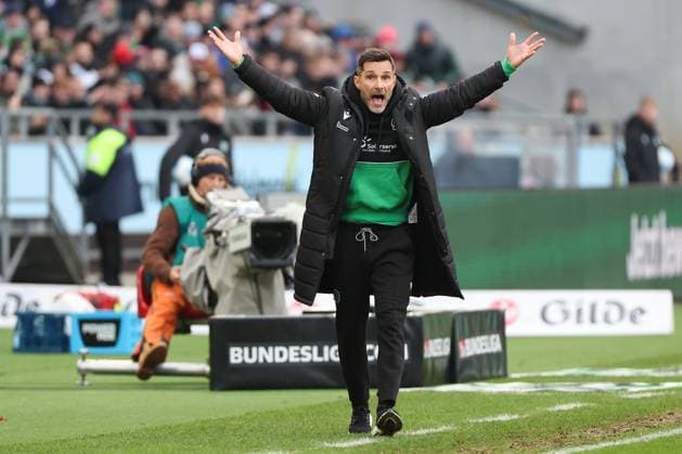 2 Bundesliga Hannover 06 Hertha BSC Berlin on 22 12 2024 at the HDI Arena in Hannover Coach Stefan Leitl Hannover gesticulates and is dissatisfied, disappointed, disappointed, dejected MH
