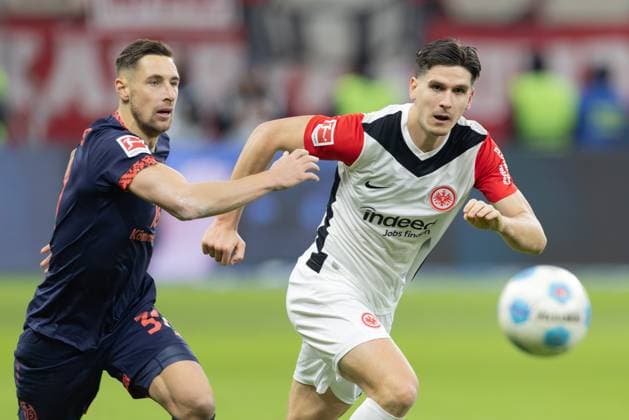 Eintracht Frankfurt 1 FSV Mainz 05, 1 FBL Igor Matanovic Eintracht Frankfurt, 9 pursued by Dominik Kohr Mainz, 31 Bundesliga match between Eintracht Frankfurt and 1 FSV Mainz 05 on December 21, 2024 at Deutsche Bank Park in Frankfurt am Main According to the regulations of the DFL, Deutsche Fußball Liga, it is prohibited to exploit or have exploited photographs taken in the stadium and or of the match in the form of sequential images and or video-like photo series , Frankfurt am Main Hessen Germany Deutsche Bank Park
