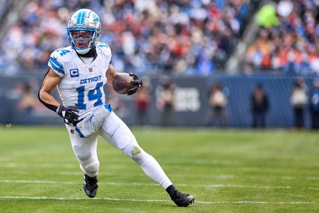 CHICAGO, IL - DECEMBER 22: Detroit Lions wide receiver Amon-Ra St. Brown (14) runs with the football n action during a game between the Detroit Lions and the Chicago Bears on December 22, 2024 at Soldier Field in Chicago, IL. (Photo by Robin Alam Icon Sportswire) NFL, American Football Herren, USA DEC 22 Lions at Bears EDITORIAL USE ONLY Icon164122224038