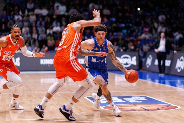 easycredit BBL, Matchday 12, Basketball Bundesliga, Frankfurt Skyliners ratiopharm Ulm, 13 12 2024 Booker Coplin Frankfurt Skyliners 6 vs Marcio Santos ratiopharm Ulm 3 Game of the easycredit BBL on Matchday 1 between Frankfurt Skyliners and Basketball Löwen Braunschweig at Süwag Energie ARENA on 13 12 2024 Copyright: xBEAUTIFULxSPORTS Hahnex