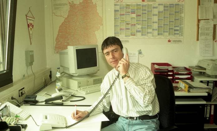Archivbilder der Woche SPORT KW52 22.03.96 VfB Stuttgart Joachim Löw Deutschland, Stuttgart, 22.03.1996, Fussball, Bundesliga, VfB Stuttgart: Joachim Löw (Co-Trainer) im Büro Schreibtisch Telefon Computer. *** 22 03 96 VfB Stuttgart Joachim Löw Germany, Stuttgart, 22 03 1996, Soccer, Bundesliga, VfB Stuttgart Joachim Löw Co Trainer in office desk telephone computer