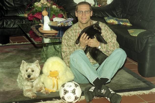 03.12.96 VfB Stuttgart Thorsten Legat Deutschland, Stuttgart, 03.12.1996, Fussball, Bundesliga, VfB Stuttgart: Thorsten Legat mit Hund Katze Haustier.