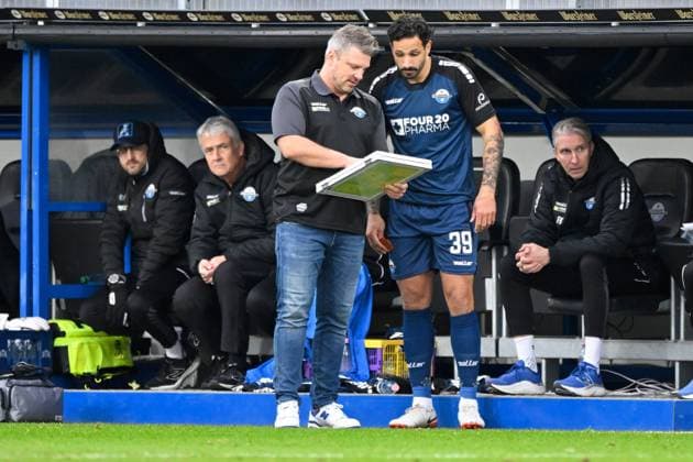 Paderborn, Home Deluxe Arena, 21.12.24, GER, Herren, 2.Bundesliga, Saison 2024-2025, SC Paderborn 07 - Karlsruher SC Bild: v.li. Trainer Lukas KWASNIOK (Paderborn) und Adriano GRIMALDI (Paderborn) DFL regulations prohibit any use of photographs as image sequences and or quasi-video. NRW Deutschland