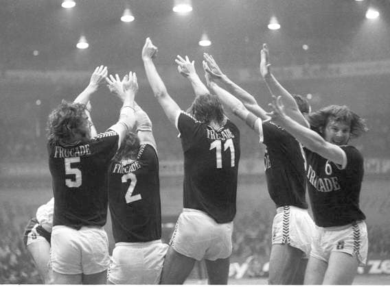Handball Bundesliga Saison 1973 74. Finale um die Deutsche Meisterschaft: VFL Gummersbach - TuS Wellinghofen 19:14 04.05.1974 in Dortmund Abwehrmauer Wellinghofen mit Frucade Werbung. *** Handball Bundesliga season 1973 74 Final for the German Championship VFL Gummersbach TuS Wellinghofen 19 14 04 05 1974 in Dortmund Defensive wall Wellinghofen with Frucade advertising HM