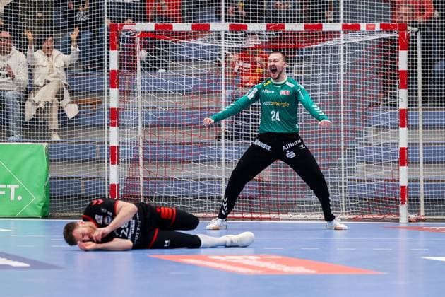 Bilder des Jahres 2024, Sport 12 Dezember Sport Themen der Woche KW52 Sport Bilder des Tages 26.12.2024, 2. Handball Bundesliga, 17. Spieltag, TuSEM Essen - ASV Hamm-Westfalen, Torwart Dennis Wipf (TuSEM Essen) jubelt, Essen Am Hallo NRW Deutschland xRHR-FOTO DEx *** 26 12 2024, 2 Handball Bundesliga, 17 Matchday, TuSEM Essen ASV Hamm Westfalen, Goalkeeper Dennis Wipf TuSEM Essen cheers, Essen Am Hallo NRW Germany xRHR PHOTO DEx Copyright: DennisxEwert RHR-FOTOx RHR-FOTO DE