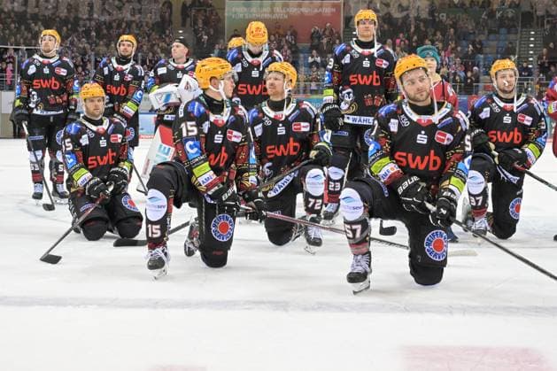 Bilder des Jahres 2024, Sport 12 Dezember Sport Themen der Woche KW52 Sport Bilder des Tages Die Pinguine feiern mit den Fans , Fischtown Pinguins - Koelner Haie, Eishockey, Deutsche Eishockey Liga, DEL, 26.12.2024 Bremerhaven Bremen Deutschland *** The Penguins celebrate with the fans , Fischtown Pinguins Koelner Haie, Ice Hockey, German Ice Hockey League, DEL, 26 12 2024 Bremerhaven Bremen Germany Copyright: xkolbert-press BurghardxSchreyerx