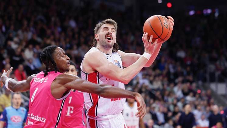 Sport Themen der Woche KW52 Sport Bilder des Tages Im Bild: v.li. Phlandrous Fleming Jr. (Telekom Baskets Bonn, 4) gegen Zachary Seljaas (Wuerzburg Baskets, 1) 26.12.2024, Telekom Baskets Bonn vs. FIT-One Wuerzburg Baskets, easyCredit BBL, 13. Spieltag, Deutschland, Bonn, Telekom Dome, *** In the picture from left Phlandrous Fleming Jr Telekom Baskets Bonn, 4 against Zachary Seljaas Wuerzburg Baskets, 1 26 12 2024, Telekom Baskets Bonn vs FIT One Wuerzburg Baskets, easyCredit BBL, Matchday 13, Germany, Bonn, Telekom Dome, Copyright: HMBxMedia xJulienxBecker