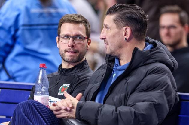 26 12 2024, Handball, 1 HBL, VfL Gummersbach Füchse Berlin, Lanxess Arena Cologne Head Coach Jaron Siewert Füchse Berlin alongside Chief Sports Officer Stefan Kretzschmar North Rhine-Westphalia Germany
