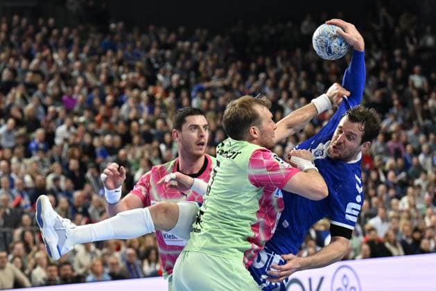 Sport Themen der Woche KW52 Sport Bilder des Tages DAIKIN HBL - 24 25 -17. Spieltag: VFL Gummersbach gegen Füchse Berlin am 26.12..2024 in der LANXESS arena in Köln Berlins Max Darj (r.5) stoppt Gummersbachs Kentin MaheÂ (Nr.22) *** DAIKIN HBL 24 25 17 Matchday VFL Gummersbach against Füchse Berlin on 26 12 2024 in the LANXESS arena in Cologne Berlins Max Darj r 5 stops Gummersbachs Kentin MaheÂ No 22 WD