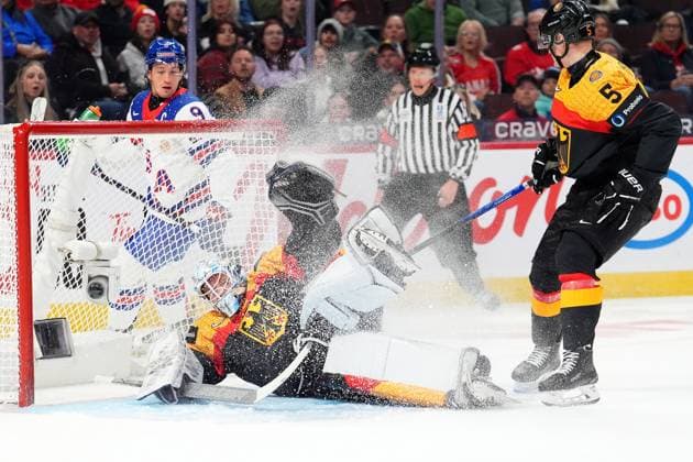 Bilder des Jahres 2024, Sport 12 Dezember Sport Themen der Woche KW52 Sport Bilder des Tages December 26, 2024, Ottawa, On, CANADA: Germany goaltender Nico Pertuch (1) makes a save during first period IIHF World Junior Hockey Championship preliminary round action against the United States, in Ottawa on Thursday, Dec. 26, 2024. Canada News - December 26, 2024  - ZUMAc35_ 20241226_zaf_c35_030 Copyright: xSeanxKilpatrickx