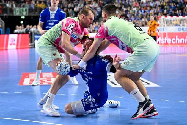 Sport Themen der Woche KW52 Sport Bilder des Tages DAIKIN HBL - 24 25 -17. Spieltag: VFL Gummersbach gegen Füchse Berlin am 26.12..2024 in der LANXESS arena in Köln Berlins Max Darj (r.5) und Berlins Fabian Wiede (Nr.3) gegen Gummersbachs Kentin MaheÂ (Nr.22) WD