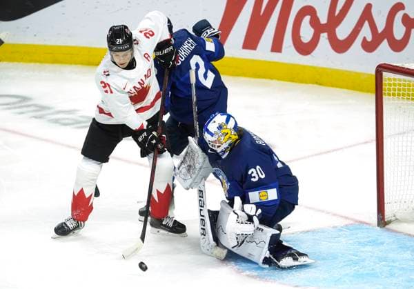 December 26, 2024, Ottawa, On, Canada: Canada forward Calum Ritchie (21) tries to deflect the puck past Finland goaltender Petteri Rimpinen (30) under pressure from Finland defenceman Mitja Jokinen (2) during first period IIHF World Junior Hockey Championship tournament action, Thursday, Dec.26, 2024 in Ottawa. Mitja Jokinen Petteri Rimpinen Calum Ritchie  - ZUMAc35_ 20241226_zaf_c35_085 Copyright: xAdrianxWyldx