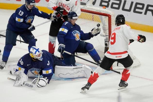 Sport Bilder des Tages December 26, 2024, Ottawa, On, Canada: Canada forward Gavin McKenna (9) scores on Finland goaltender Petteri Rimpinen (30), as defenceman Veeti Vaisanen (13) and defenceman Daniel Nieminen (7) try to cover the net during first period IIHF World Junior Hockey Championship tournament action on Thursday, Dec.26, 2024 in Ottawa. Gavin McKenna Petteri Rimpinen Daniel Nieminen Veeti Vaisanen6  - ZUMAc35_ 20241226_zaf_c35_087 Copyright: xAdrianxWyldx