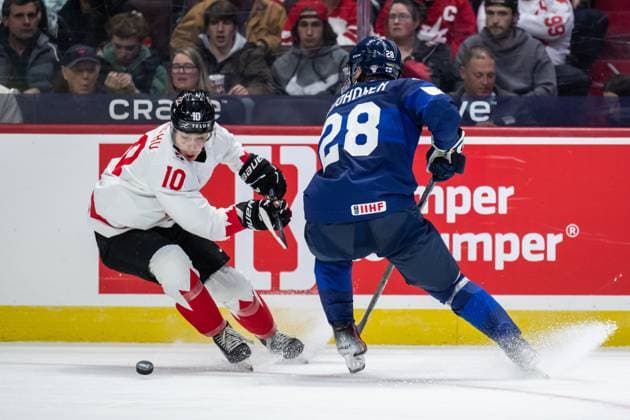 241226 Bradly Nadeau of Canada and Heikki Ruohonen of Finland during the 2025 IIHF World Junior Championship game between Finland and Canada on December 26, 2024 in Ottawa Photo Mathias Bergeld BILDBYRAN kod MB MB1026 ishockey ice hockey jvm junior vm u20 2025 iihf world junior championship world juniors finland canada kanada 1 bbeng  Copyright: MATHIASxBERGELD BB241226MB133