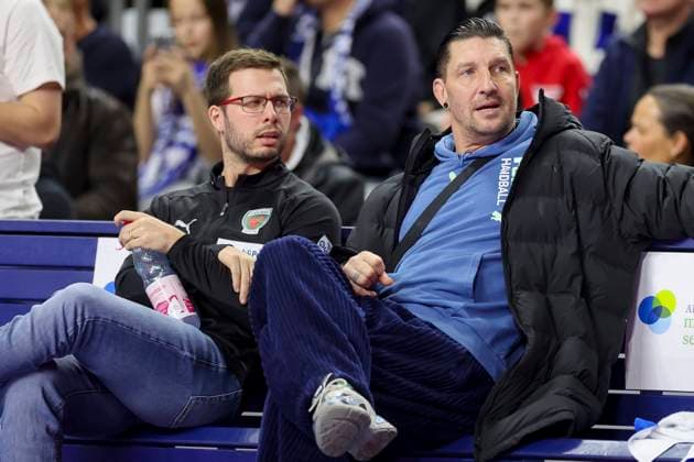 Coach Jaron Siewert Fuechse Berlin and board member sports Stefan Kretzschmar Fuechse Berlin talk together, Daikin Handball Bundesliga, VfL Gummersbach vs Fuechse Berlin, Lanxess Arena on December 26, 2024 in Cologne, Germany Photo by Marco Steinbrenner DeFodi Images Coach Jaron Siewert Fuechse Berlin and board member sports Stefan Kretzschmar Fuechse Berlin talk together, Daikin Handball Bundesliga, VfL Gummersbach vs Fuechse Berlin, Lanxess Arena, December 26, 2024 in Cologne, Germany Photo by Marco Steinbrenner DeFodi Images Defodi 700 gummers berlin 20241226 130 Defodi-700